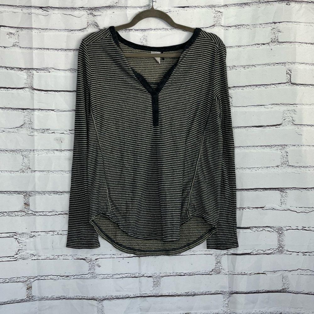 Akemi + Kin Black Metallic Stripe V-Neck Long Sleeve Top Women’s Large Lurex